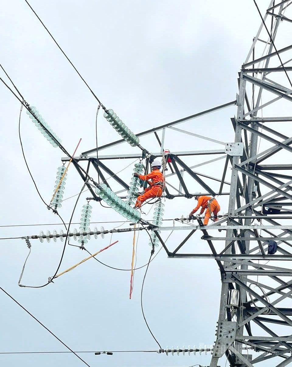 ຜູ້​ອອກ​ແຮງ​ງານ​ຂອງ​ບໍ​ລິ​ສັດ​ໄຟ​ຟ້າ Tuyen Quang ກວດ​ກາ​ລະ​ບົບ​ປະ​ຕິ​ບັດ​ງານ​ຕາ​ຂ່າຍ, ຮັບ​ປະ​ກັນ​ການ​ສະ​ໜອງ​ພະ​ລັງ​ງານ​ໃຫ້​ແກ່​ການ​ຜະ​ລິດ ແລະ ການ​ດຳ​ເນີນ​ທຸ​ລະ​ກິດ​ຢູ່​ເຂດ.