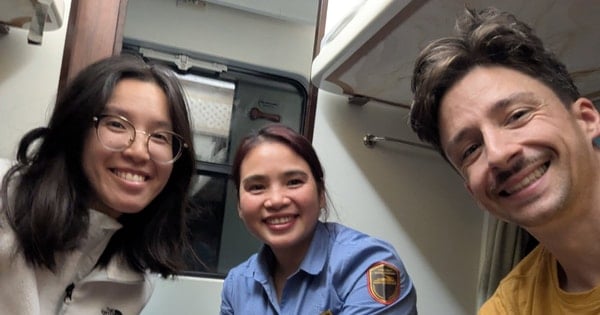 Hai du khách Pháp được tiếp viên Đường sắt Hà Nội “giải cứu” khỏi vùng lũ, kịp giờ lên máy bay về nước