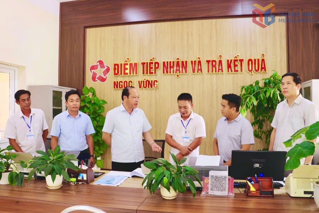 El camarada Vu Duc Huong, presidente del Comité Popular de la zona económica especial de Van Don, inspeccionó el trabajo de recepción y devolución de resultados de trámites administrativos a los ciudadanos en el grupo de trabajo de Ngoc Vung, octubre de 2025.