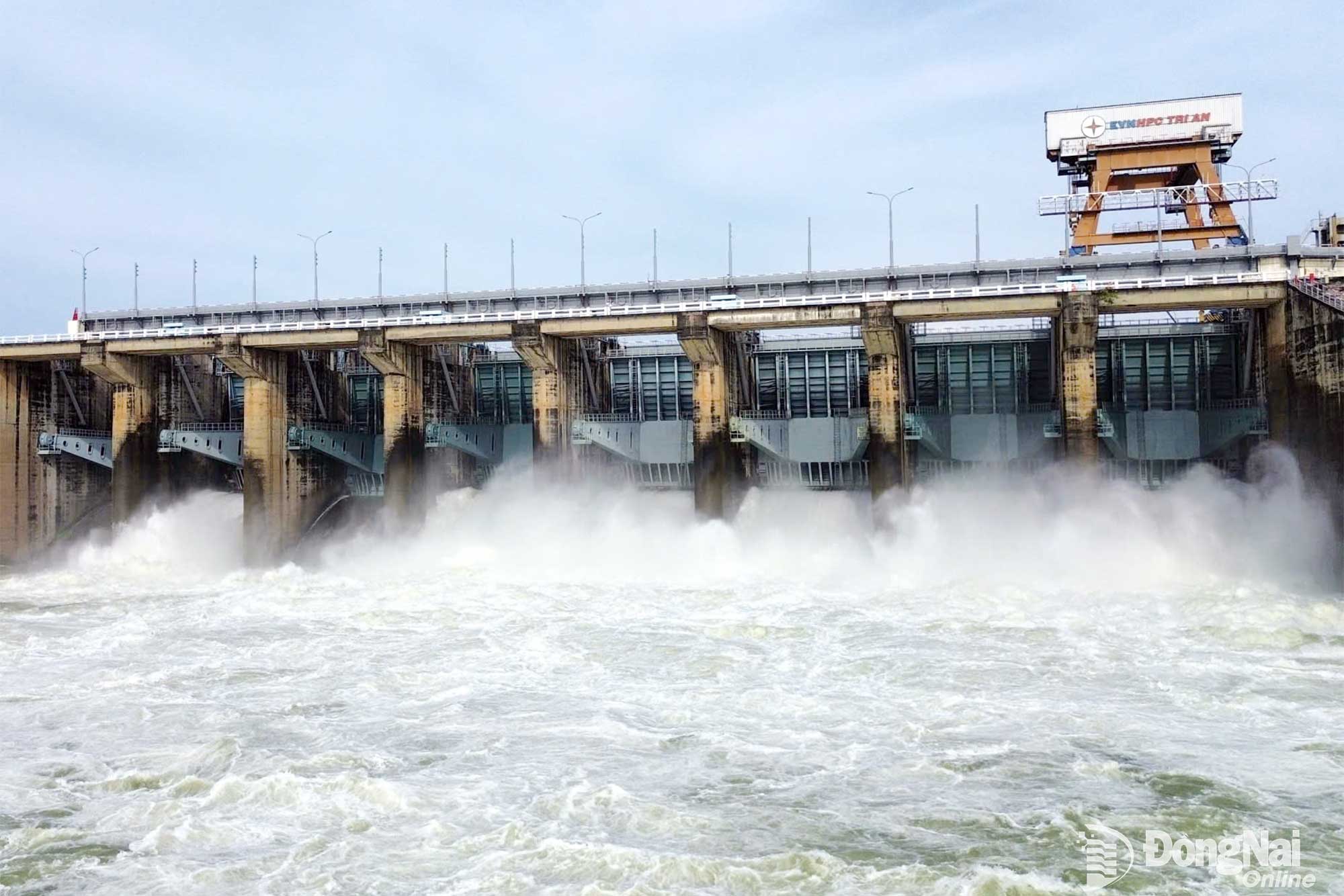 20 नवंबर को दोपहर 1 बजे से, त्रि आन जलविद्युत संयंत्र ने नीचे की ओर छोड़े जाने वाले पानी की मात्रा बढ़ा दी। फोटो: होआंग लोक