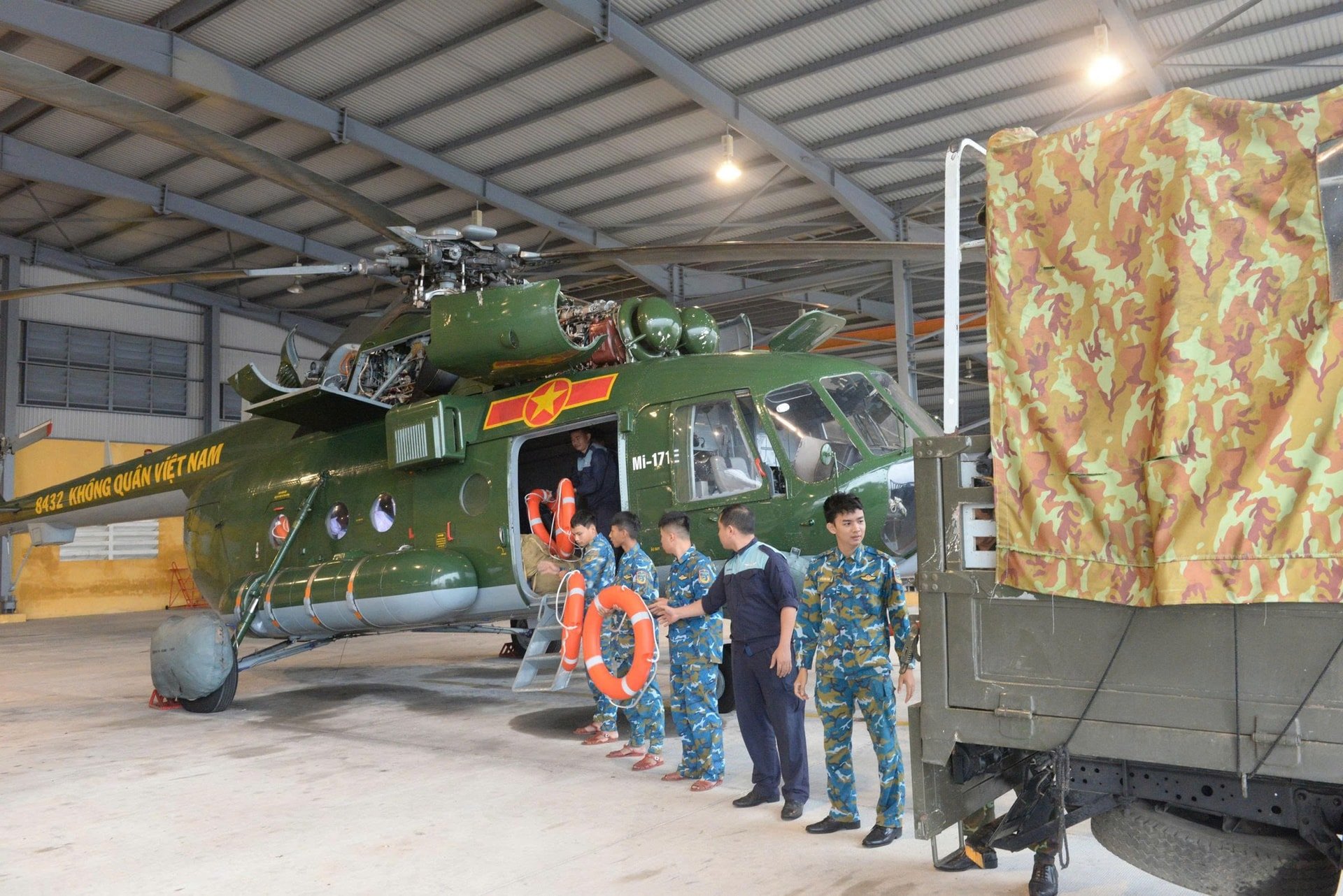 দক্ষিণ-মধ্য প্রদেশগুলিতে উদ্ধারকাজের জন্য ২টি বিমান মোতায়েন করা হচ্ছে - ছবি ২। Huy động 2 máy bay triển khai cứu hộ, cứu nạn tại các tỉnh Nam Trung Bộ- Ảnh 2.