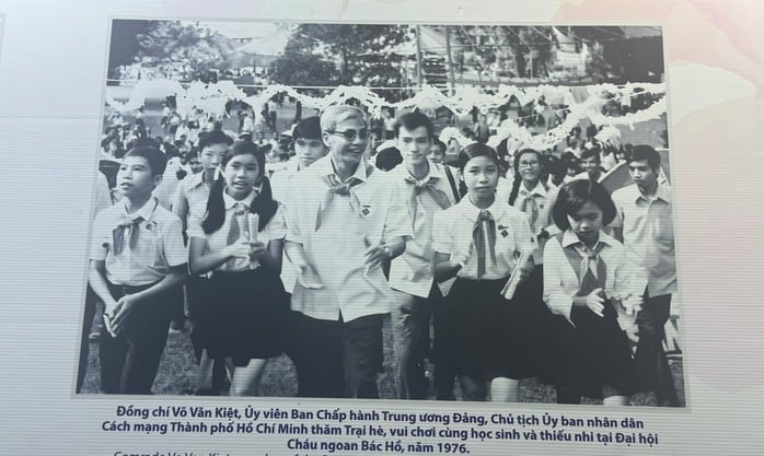 50 năm ngành GD-ĐT TP HCM: Xúc động trào dâng qua những bức hình đen- trắng  - Ảnh 1.