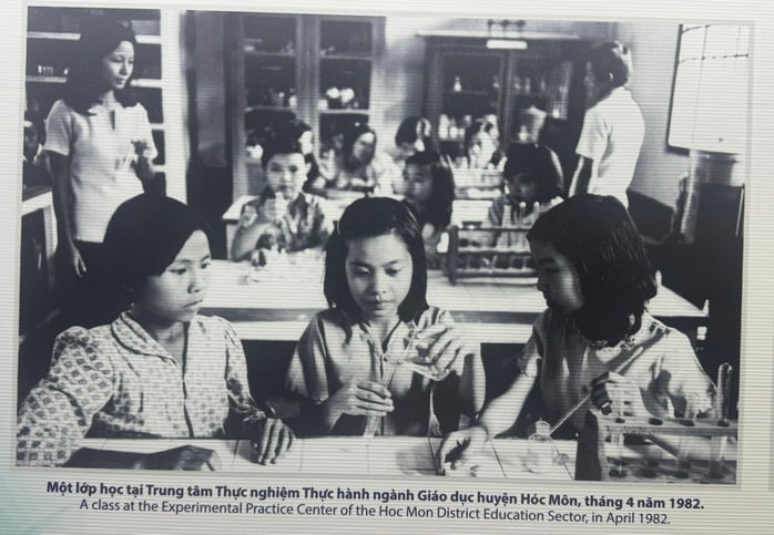 50 năm ngành GD-ĐT TP HCM: Xúc động trào dâng qua những bức hình đen- trắng  - Ảnh 2.