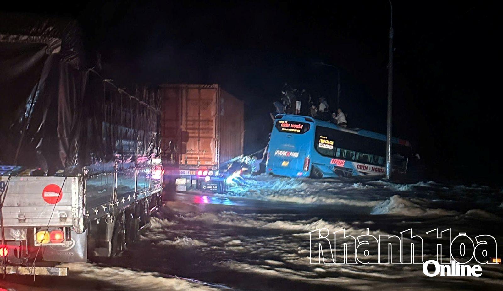 Tempat kejadian bas penumpang diancam air banjir, berisiko dihanyutkan