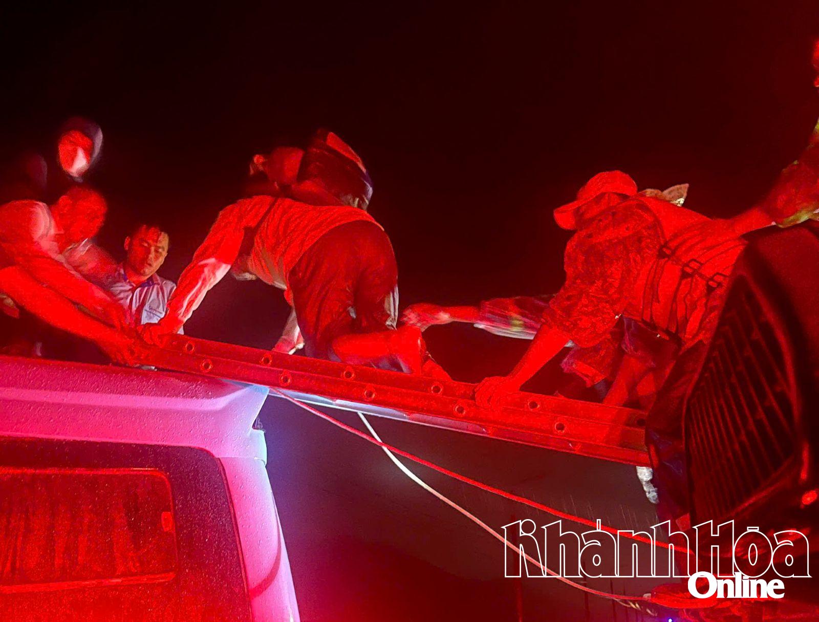 Penumpang berjaya diselamatkan seorang demi seorang.