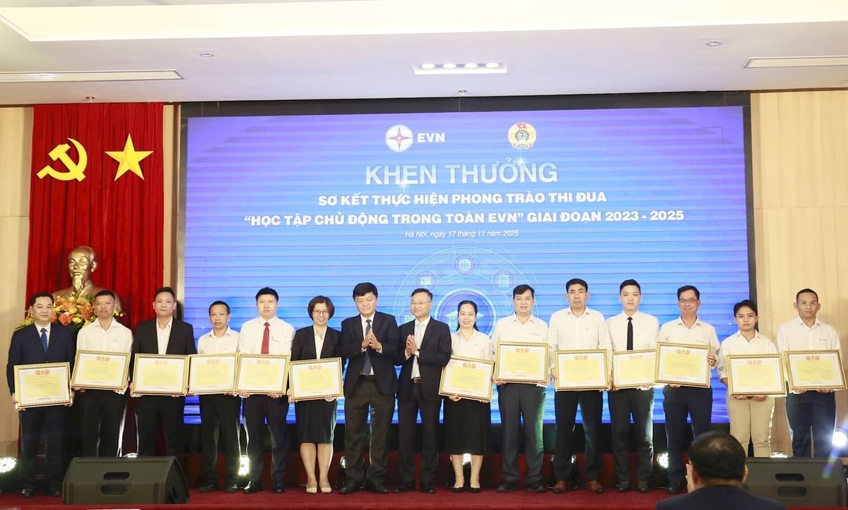 Chị Phùng Thị Thu Ngân – Công ty CP Nhiệt điện Quảng Ninh (thứ 6 từ trái qua) được khen thưởng tại Hội nghị. Ảnh: EVNGENCO1.