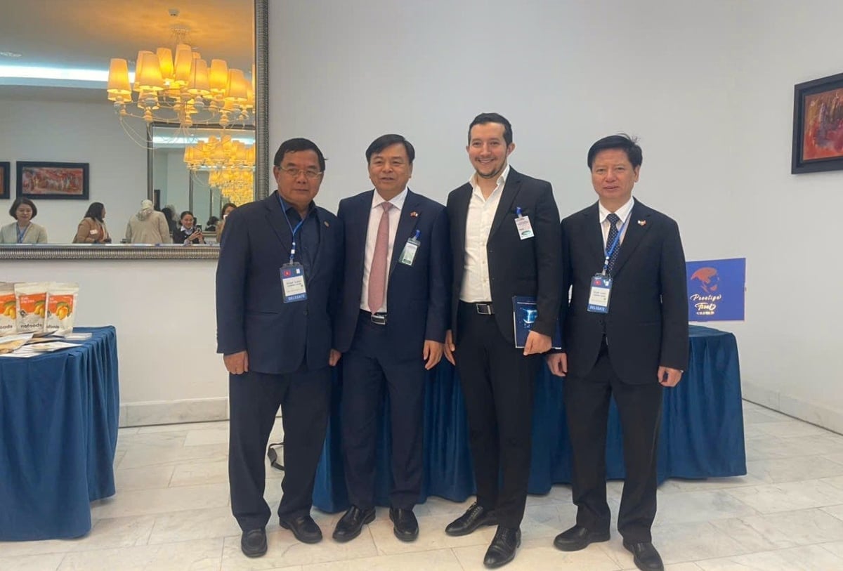 Thứ trưởng Nguyễn Hoàng Hiệp chụp ảnh lưu niệm tại gian hàng trưng bày của doanh nghiệp Việt Nam. Ảnh: ICD.