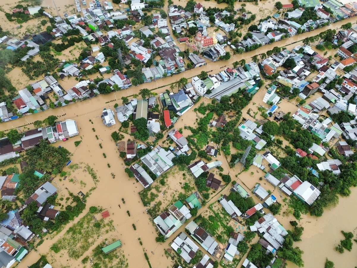 باران شدید باعث جاری شدن سیل در نها ترانگ، خان هوا شد. عکس: روزنامه تان نین. Mưa lũ gây ngập lụt ở khu vực Nha Trang, Khánh Hòa. Ảnh: Báo Thanh Niên.