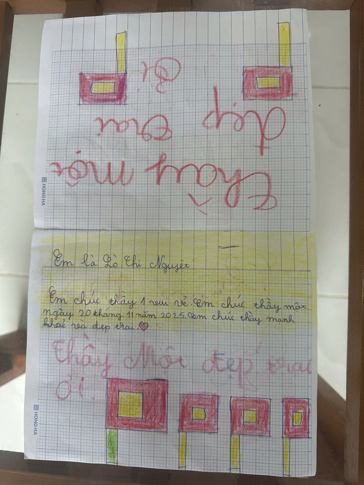 Học trò vùng lũ mừng thầy cô 20-11 bằng những món quà 'độc, lạ' - Ảnh 7.