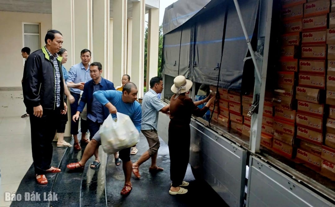 صوبائی پارٹی کمیٹی آفس (بیس 2) میں ڈاک لک کے سیلاب زدہ علاقوں میں لوگوں کی مدد کے لیے سامان کی پہلی کھیپ وصول کرتے ہوئے، لوگوں کو ریلیف فراہم کرنے کے لیے اسے فوری طور پر ایک ٹرک پر لاد دیا گیا۔ تصویر: Trung Hieu