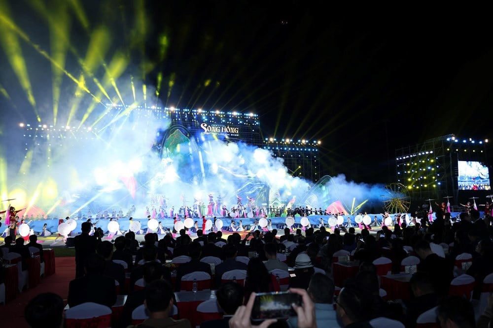 Der den røde elven renner ut i Vietnam, er landet fylt med fargerik kultur - bilde 5