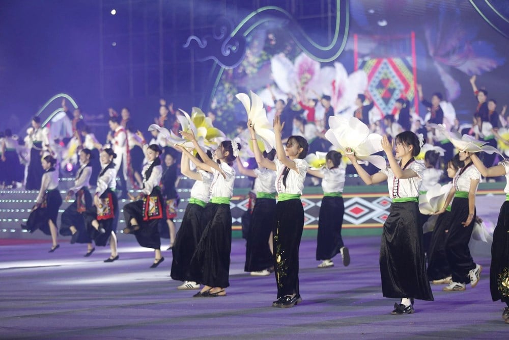 Der den røde elven renner ut i Vietnam, er landet fylt med fargerik kultur - bilde 4