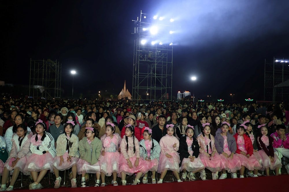 Der den røde elven renner ut i Vietnam, er landet fylt med fargerik kultur - bilde 6