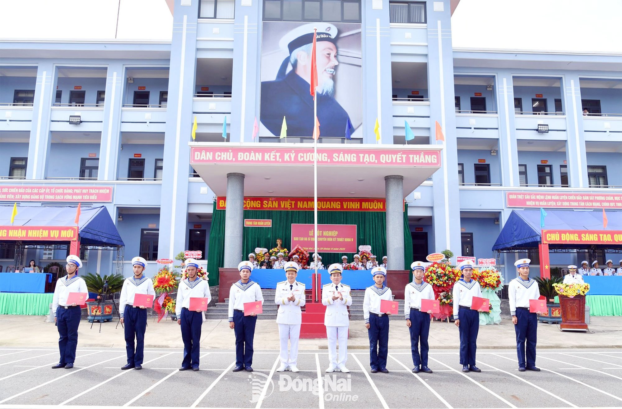 नौसेना क्षेत्र 2 प्रशिक्षण केंद्र के प्रमुख ने समारोह में छात्रों को सैन्य रैंक प्रदान की और स्नातक प्रमाणपत्र प्रदान किए। चित्र: न्गुयेत हा