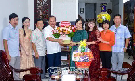 Phó Chủ tịch UBND tỉnh Nguyễn Minh Luân thăm và chúc mừng Nhà giáo ưu tú Đoàn Thị Bẩy