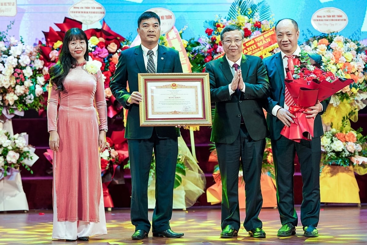 Thứ trưởng Hoàng Trung trao Bằng khen của Thủ tướng cho tập thể Bộ môn Công nghệ và Quản lý xây dựng, Khoa Công trình. Ảnh: Bảo Thắng.