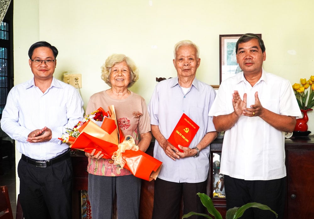 A delegação visitou e presenteou o professor Dang Minh Tam.
