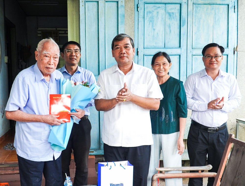 O vice-secretário do Comitê Provincial do Partido e presidente do Comitê Provincial da Frente da Pátria do Vietnã, Kim Ngoc Thai, ofereceu flores e presentes em agradecimento ao professor Nguyen Chi Nhan.