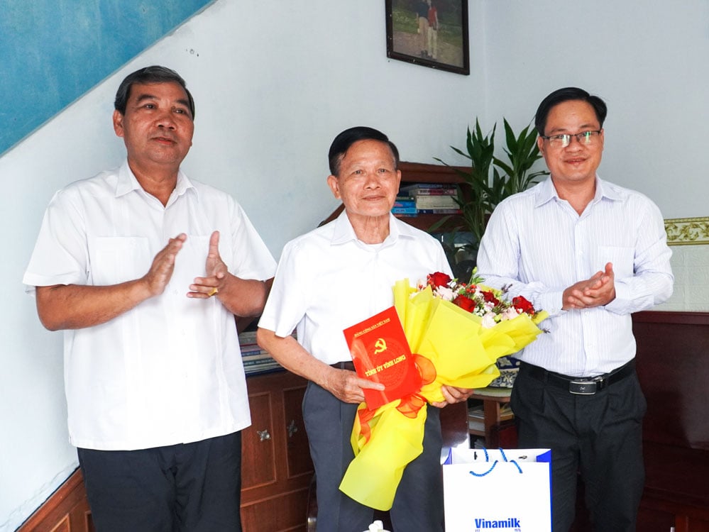 O vice-secretário do Comitê Provincial do Partido e presidente do Comitê Provincial da Frente da Pátria do Vietnã, Kim Ngoc Thai, ofereceu flores e presentes em agradecimento ao professor Nguyen Thanh Son.