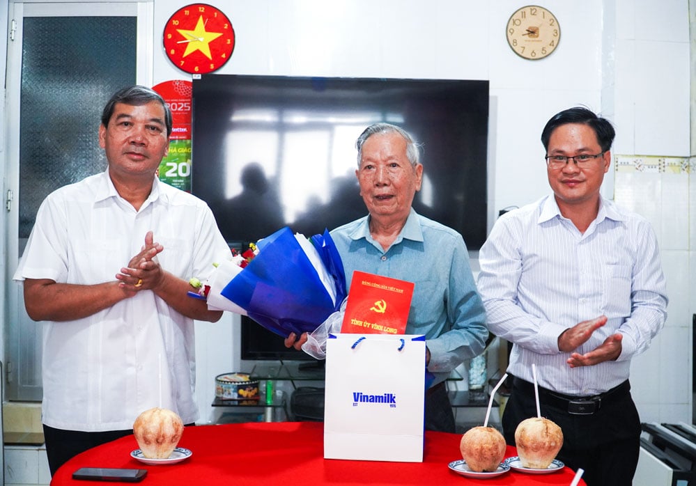 O vice-secretário do Comitê Provincial do Partido e presidente do Comitê Provincial da Frente da Pátria do Vietnã, Kim Ngoc Thai, ofereceu flores e presentes em agradecimento ao professor Pham Van Mao.