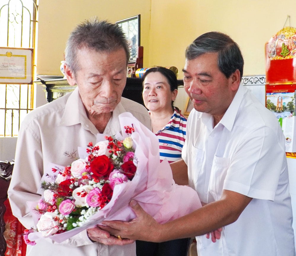 O vice-secretário do Comitê Provincial do Partido e presidente do Comitê Provincial da Frente da Pátria do Vietnã, Kim Ngoc Thai, ofereceu flores e presentes em agradecimento ao professor Nguyen Thanh Phuong.