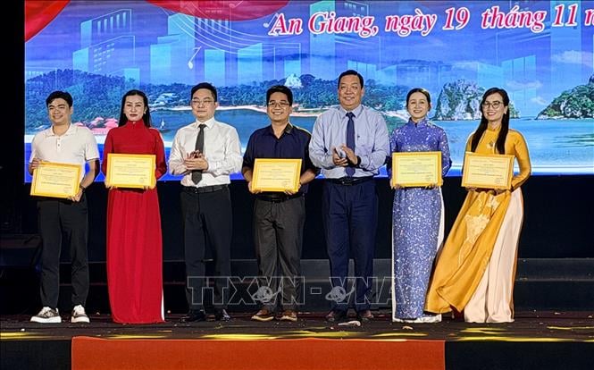 A szervezők A díjat ítéltek oda a művészeti előadásért a fesztiválon részt vevő csapatoknak.