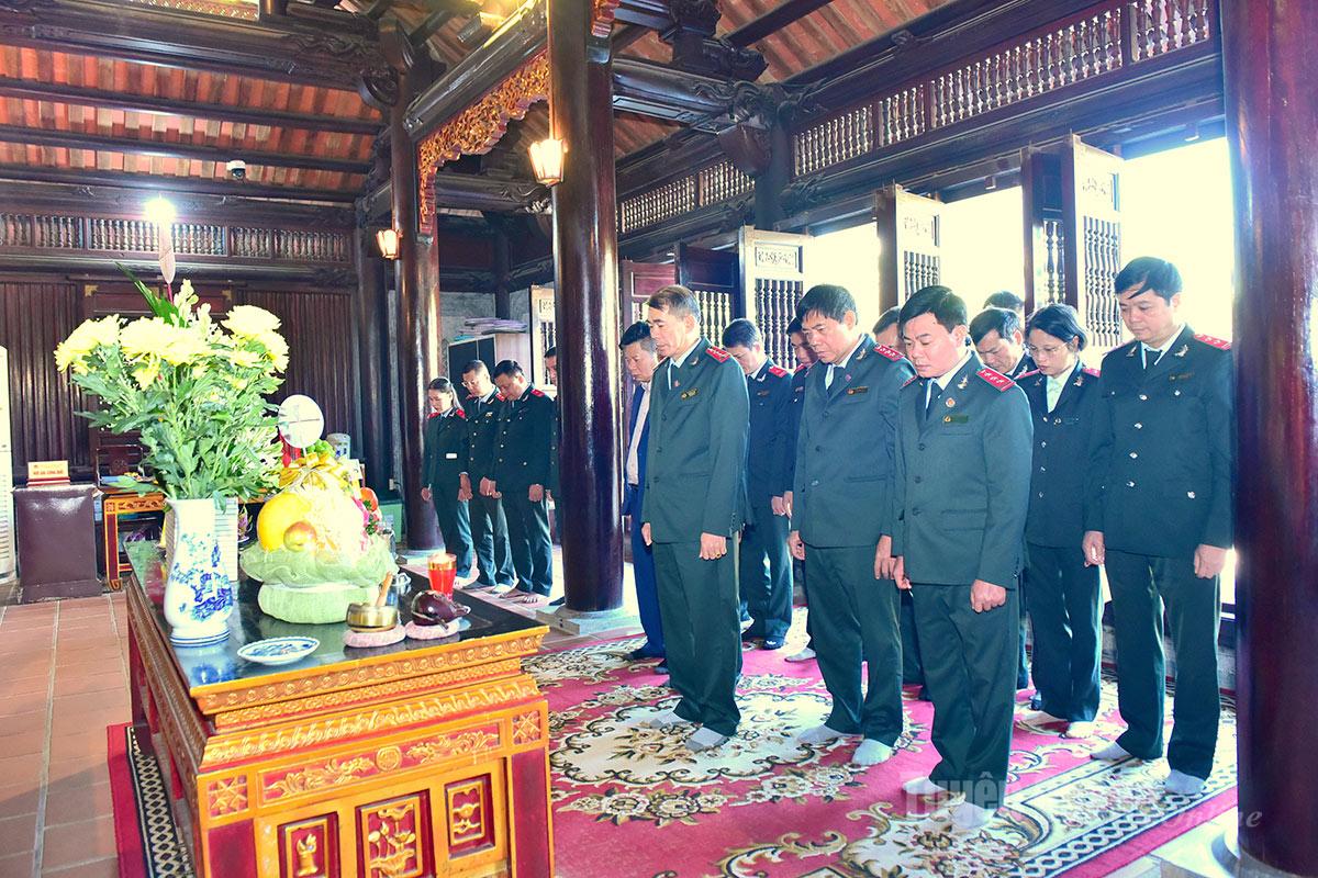 ថ្នាក់ដឹកនាំ មន្ត្រីរាជការ និងនិយោជិតនៃអធិការដ្ឋានខេត្ត អុជធូបនៅវិហារលោកប្រធានហូជីមិញ។