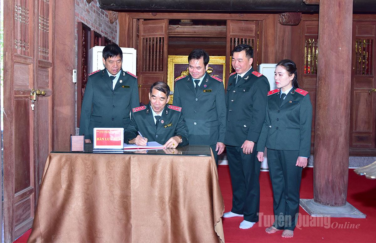 អធិការខេត្ត Ngo Xuan Nam សរសេរក្នុងសៀវភៅភ្ញៀវនៅកន្លែងគោរពវិញ្ញាណក្ខន្ធលោកប្រធានហូជីមិញ និងបុព្វបុរសបដិវត្តន៍មុនៗ។