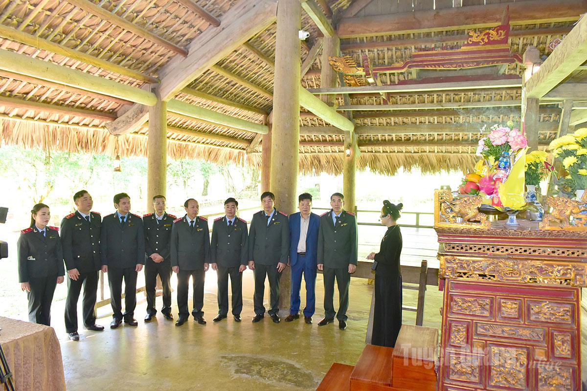 ថ្នាក់ដឹកនាំ មន្ត្រីរាជការ និងកម្មករ នៃអធិការដ្ឋានខេត្ត បានស្តាប់ការណែនាំអំពីតម្លៃប្រវត្តិសាស្ត្រនៃផ្ទះឃុំតាន់ត្រាវ។