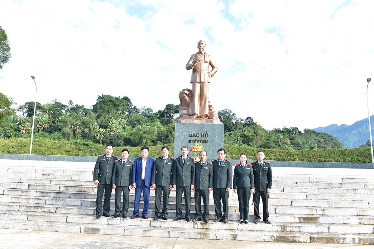 ថ្នាក់ដឹកនាំ មន្ត្រីរាជការ និងកម្មករ នៃអធិការដ្ឋានខេត្ត បានថ្វាយផ្កា និងថតរូបអនុស្សាវរីយ៍ នៅវិមានលោកពូ តាន់ ត្រាវ។