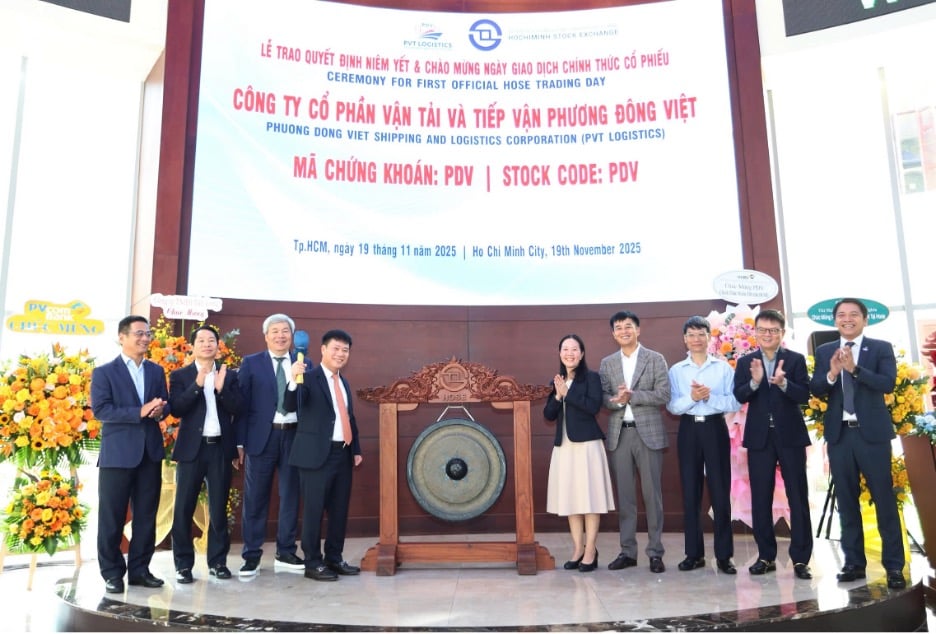 PVT Logistics Yönetim Kurulu Başkanı Sayın Ho Sy Thuan, HoSE'de listelenmeyi kutlamak için düzenlenen gong törenini gerçekleştiriyor. Fotoğraf: Le Toan