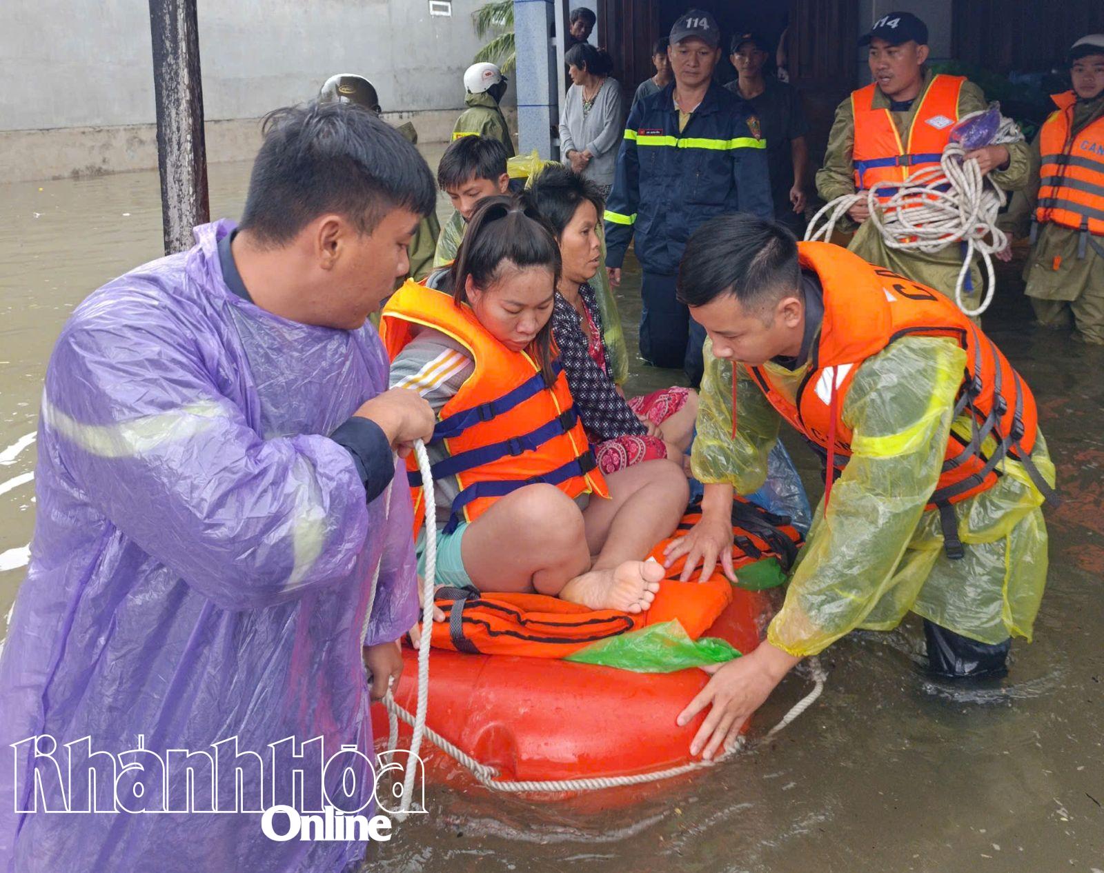 Räddningsstyrkor bärgade en gravid kvinna i Van Ninh-kommunen ut ur översvämningsområdet.