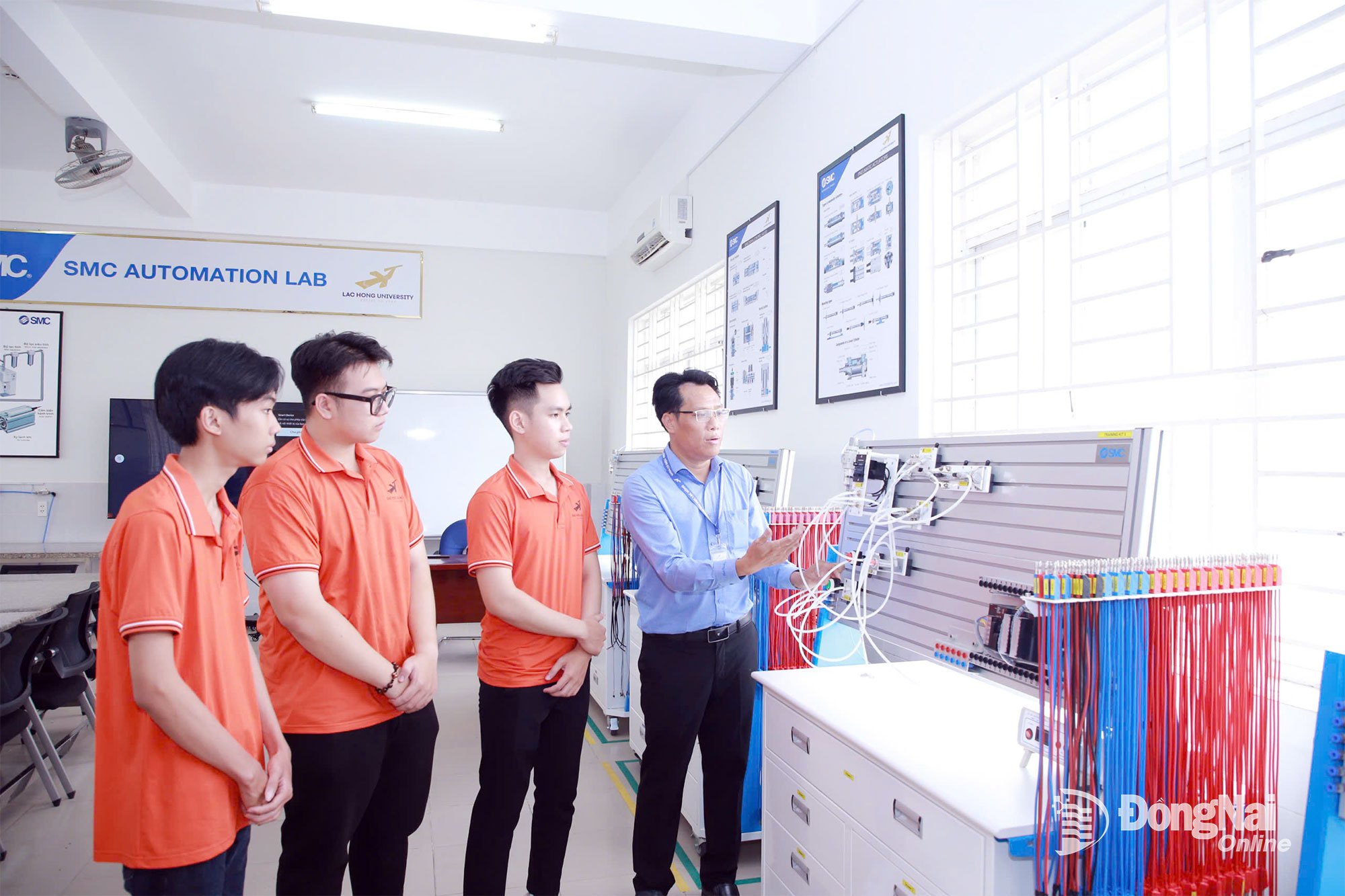 ラックホン大学の学生たちは、空気圧・自動化産業の機器について紹介され、指導を受けている。写真:NTCC