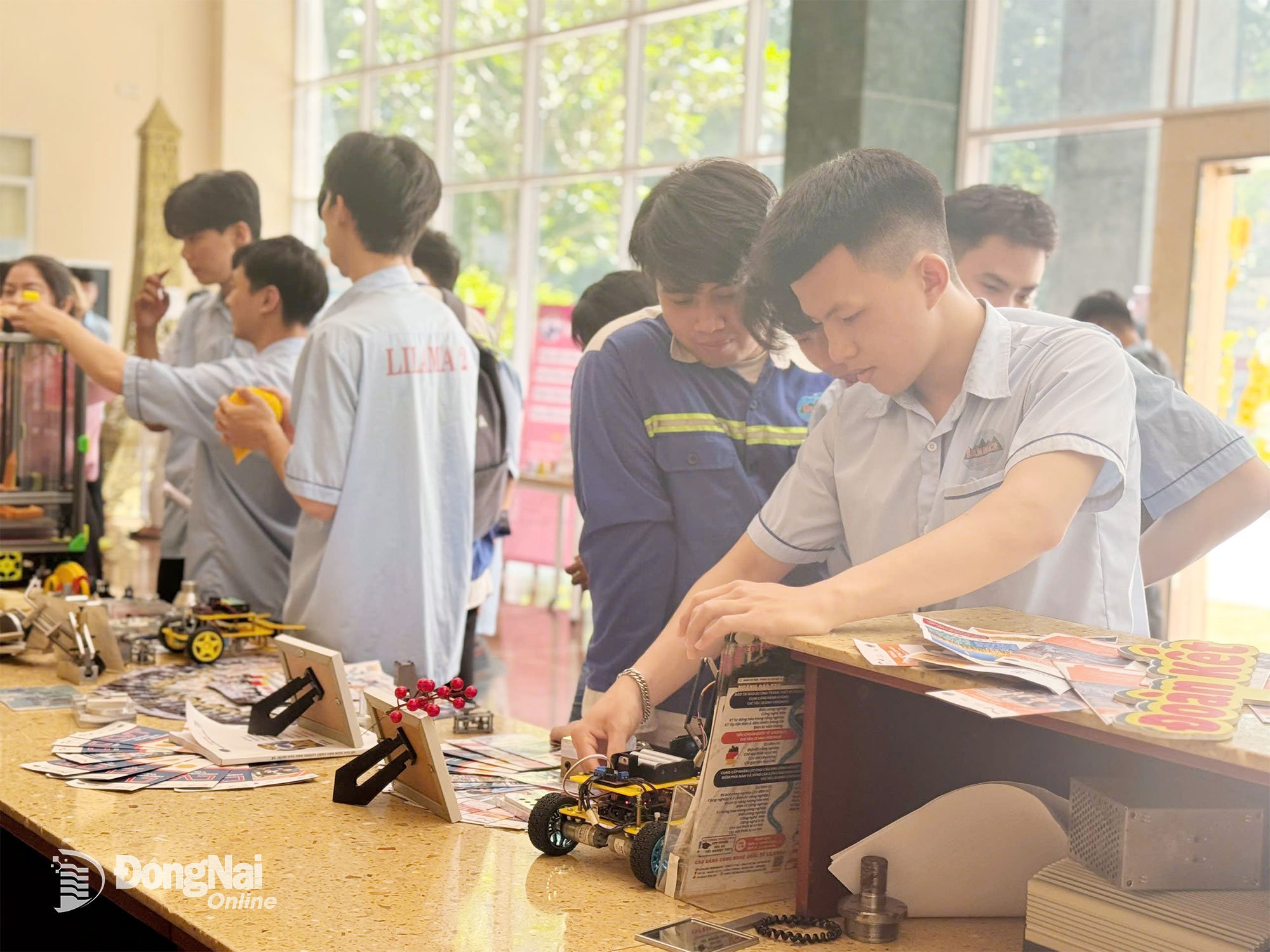 リラマ2国際工科大学の学生は、実践的な活動に加え、学生と企業のニーズを直接結びつける就職フェアにも定期的に参加しています。写真:ビッチ・ニャン