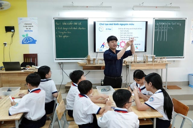 Công nghệ là đôi cánh, thầy là ngọn gió nâng ước mơ học sinh bay cao - Ảnh 1.