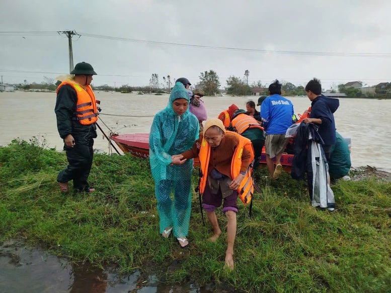 Полиция и военные силы прилагают усилия по спасению и срочной эвакуации людей, изолированных паводковыми водами - Фото 1. Các lực lượng công an, quân đội nỗ lực cứu, sơ tán khẩn cấp người dân bị cô lập do nước lũ- Ảnh 1.