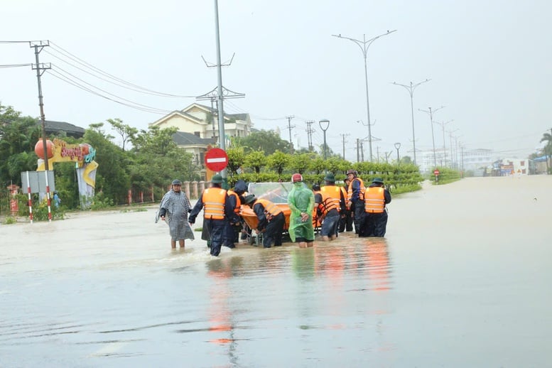 Полиция и военные прилагают усилия по спасению и срочной эвакуации людей, изолированных паводковыми водами - Фото 2. Các lực lượng công an, quân đội nỗ lực cứu, sơ tán khẩn cấp người dân bị cô lập do nước lũ- Ảnh 2.