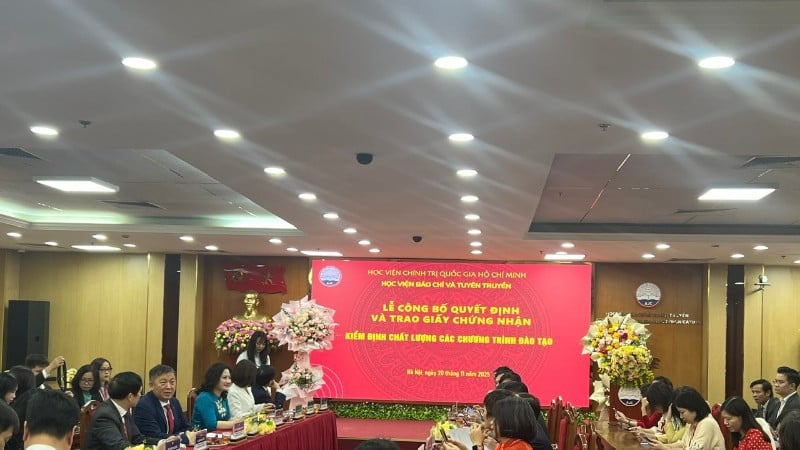 Seremoni for å kunngjøre avgjørelsen og tildele kvalitetsakkrediteringssertifikater til 12 opplæringsprogrammer ved Akademiet for journalistikk og kommunikasjon i henhold til statlige forskrifter.