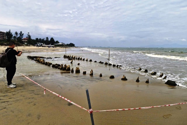 Tàu cổ phát lộ ở bờ biển Hội An: Nguy cơ hủy hoại nếu chậm can thiệp - Ảnh 2.