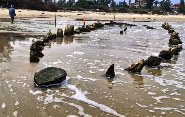 Tàu cổ phát lộ ở bờ biển Hội An: Nguy cơ hủy hoại nếu chậm can thiệp - Ảnh 3.