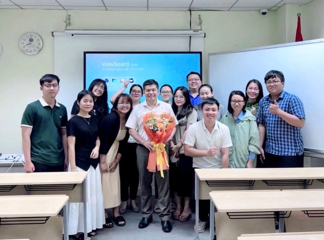 Un profesor remarcabil, profesor asociat de drept, vorbește despre profesorii și studenții din era tehnologiei - Fotografia 2. Nhà giáo tiêu biểu, phó giáo sư luật nói về thầy trò thời công nghệ- Ảnh 2.