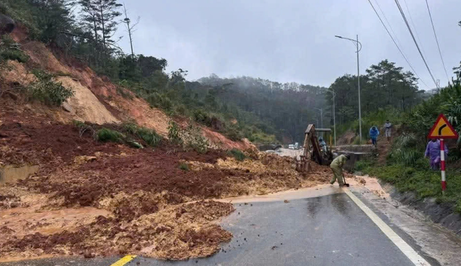 Földcsuszamlás egy közlekedési útvonalon Mang Den községben. (Fotó: TT).