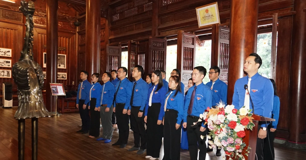 Tỉnh đoàn Lào Cai báo công dâng Bác và các anh hùng liệt sĩ trước thềm Đại hội Đoàn TNCS Hồ Chí Minh tỉnh Lào Cai lần thứ Nhất