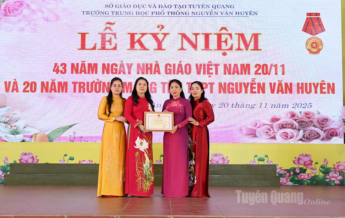 โรงเรียนมัธยมเหงียนวันฮุ่ยเอินได้รับประกาศนียบัตรเกียรติคุณจากรัฐมนตรีว่าการกระทรวงศึกษาธิการและการฝึกอบรม