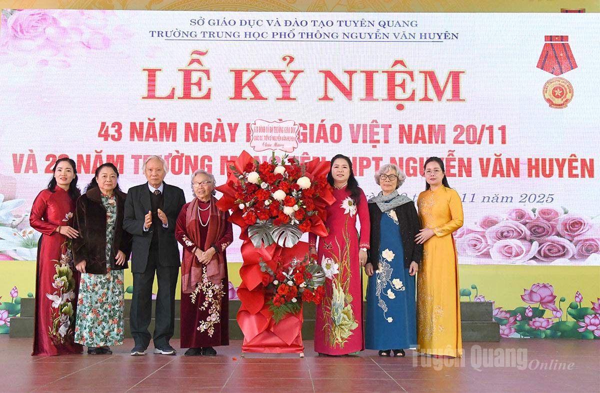 ญาติพี่น้องของอดีตรัฐมนตรีเหงียน วัน ฮวีเอน มอบดอกไม้แสดงความยินดีกับโรงเรียนมัธยมเหงียน วัน ฮวีเอน