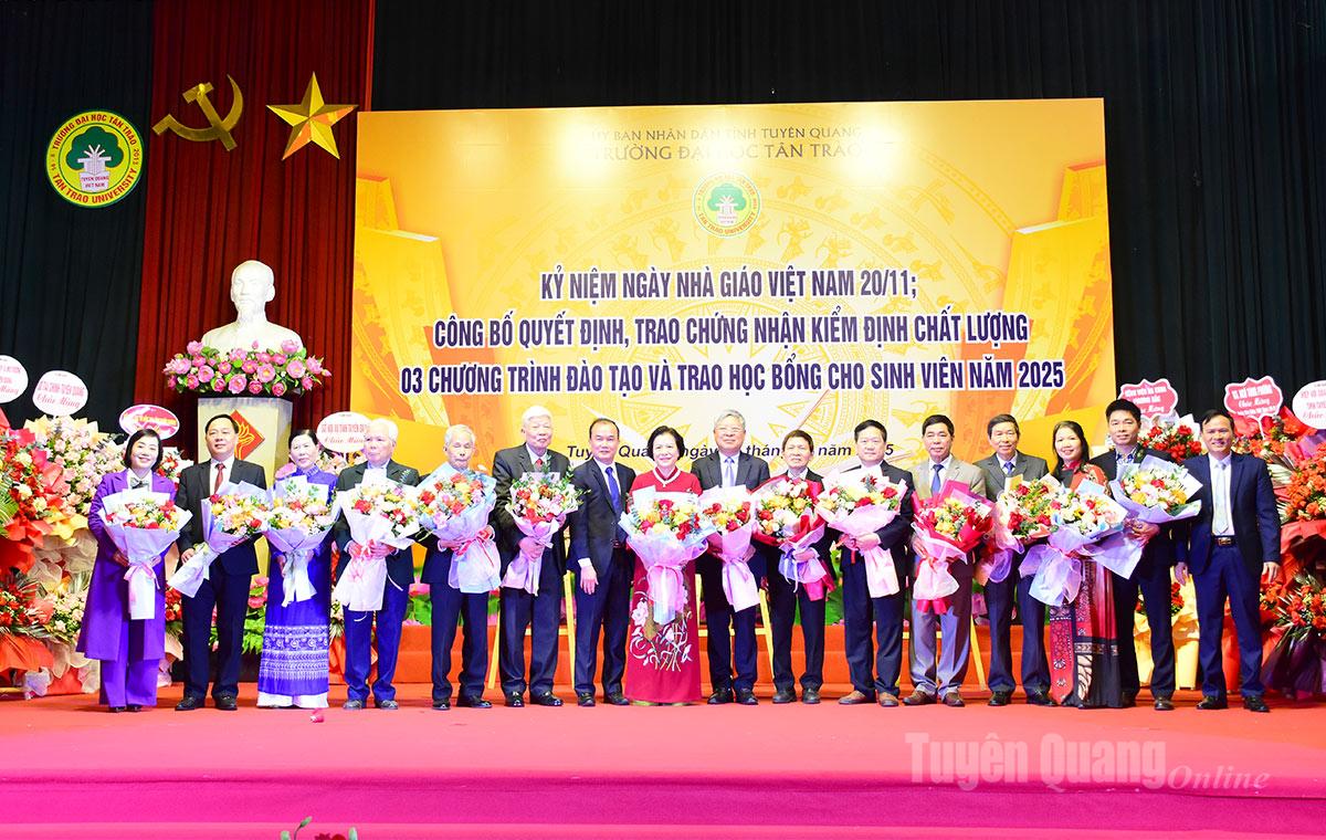 ผู้บริหารมหาวิทยาลัยตันเต๋าได้มอบดอกไม้ให้กับผู้แทนที่เคยทำงานในภาคการศึกษา อดีตผู้นำโรงเรียนในยุคต่างๆ และอดีตข้าราชการที่เกษียณอายุราชการในปี 2568