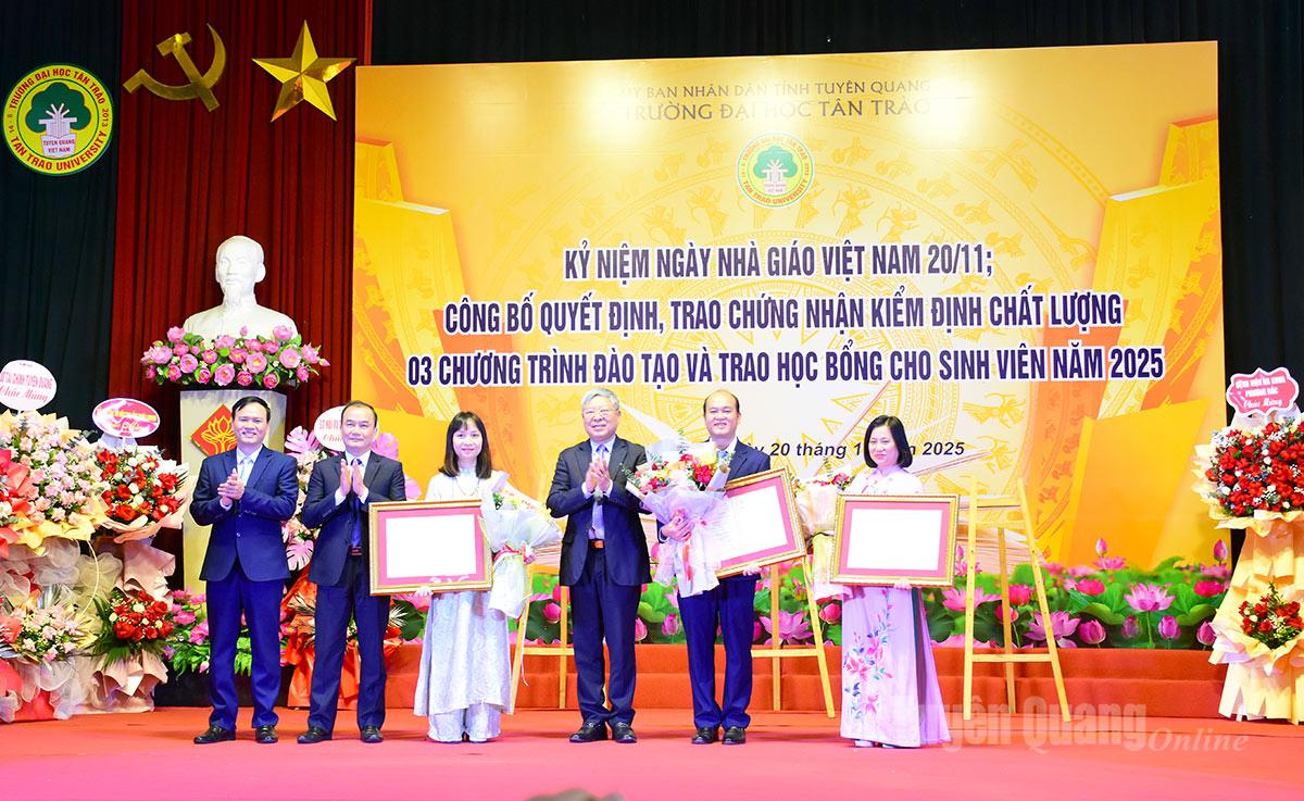 ผู้นำศูนย์ประเมินคุณภาพการศึกษามอบใบรับรองการประเมินคุณภาพการศึกษา ให้แก่โครงการฝึกอบรม 3 แห่งของมหาวิทยาลัย Tan Trao