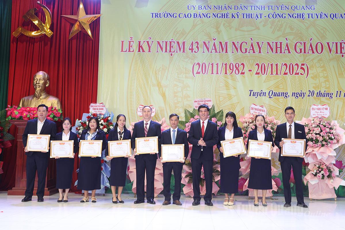 ผู้บริหารสถานศึกษามอบเกียรติบัตรแก่อาจารย์ผู้ได้รับรางวัลในงานประชุมครูอาชีวศึกษา