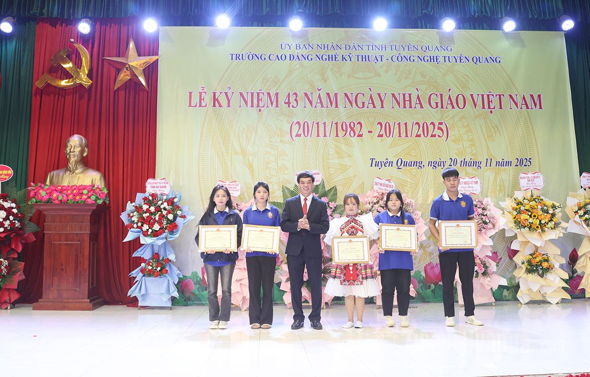 ผู้นำโรงเรียนมอบเกียรติบัตรแก่กลุ่มที่มีผลงานโดดเด่นในขบวนการเลียนแบบรักชาติ ระยะที่ 2 ปี 2568