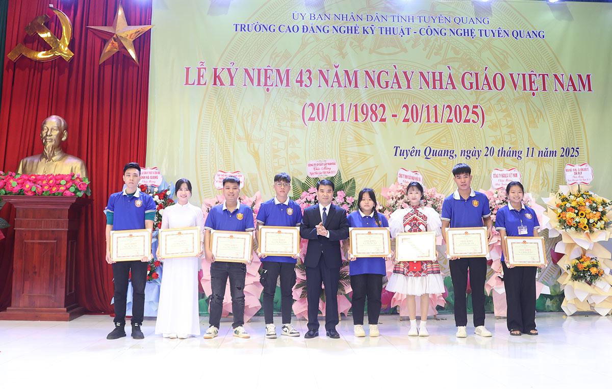 ตัวแทนสถานศึกษามอบเกียรติบัตรแก่นักเรียนที่มีผลงานดีเด่นในขบวนการเลียนแบบรักชาติ ระยะที่ 2 ปี 2568